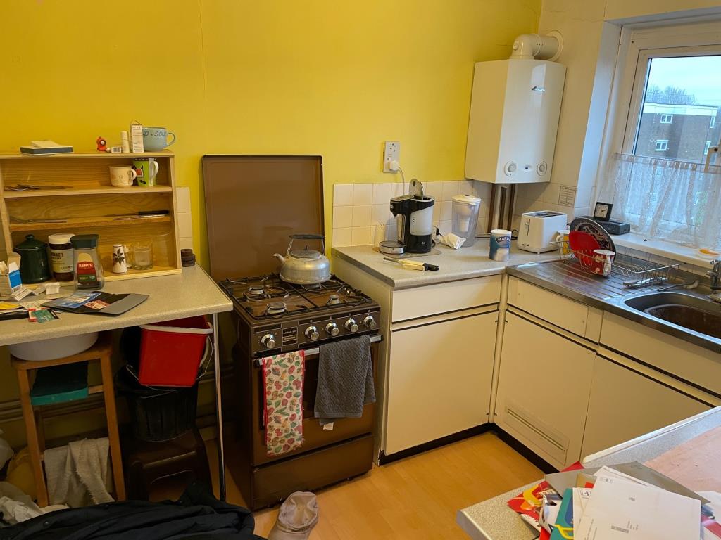 Lot: 24 - ONE-BEDROOM 5TH FLOOR FLAT FOR IMPROVEMENT -